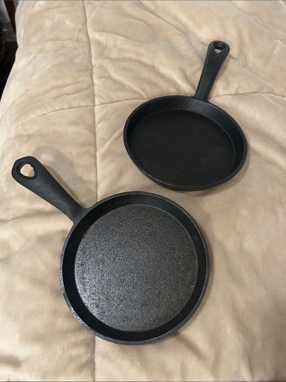 Black Cast Iron Skillet Pan - Durable Home Kitchen Frying Pans (Set of 2)